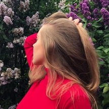 blurred_woman